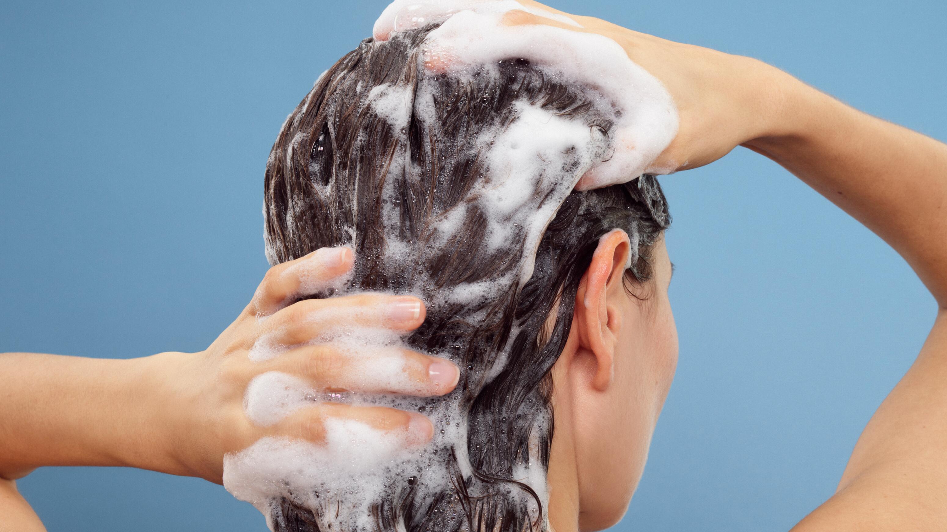 Haarpflege und Shampoos bei seborrhoischer Dermatitis